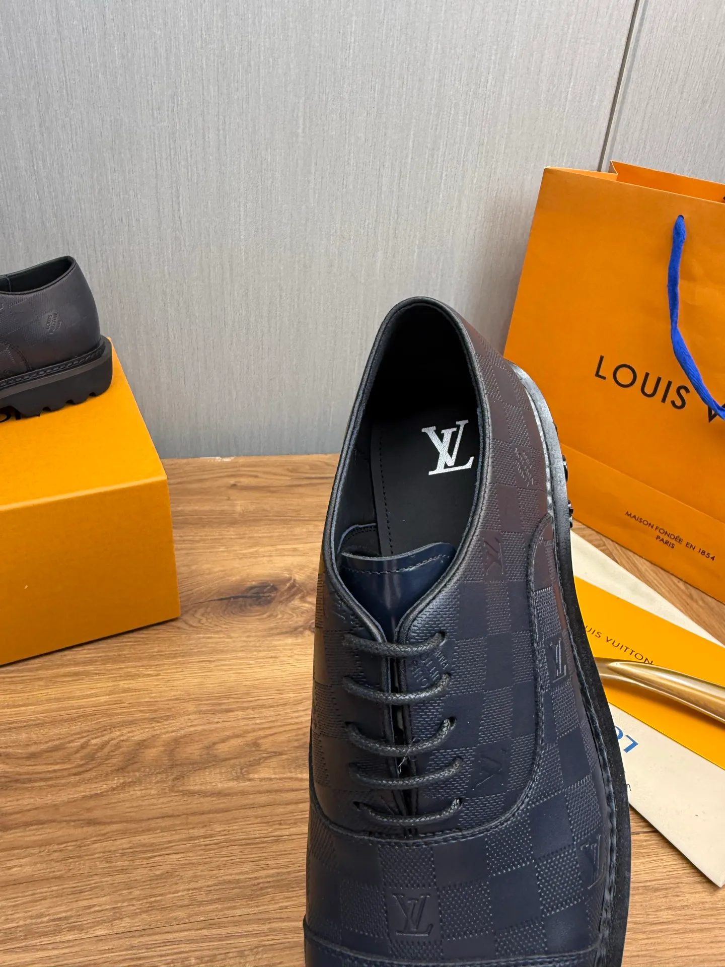 Men's shoes 💰900💰 LV. Men's casual lace-up leather shoes, the latest hot style 🔥 1:1 original purchase quality, top quality goods ⬆️The upper is imported open-edge beaded cowhide, cowhide, and cow suede. The hand-made three-dimensional stitching highlights the round toe design. The inner foot pads are all imported cowhide, with the original wear-resistant foam outsole, matching code 39-44, (38, 45 custom-made, non-refundable)
